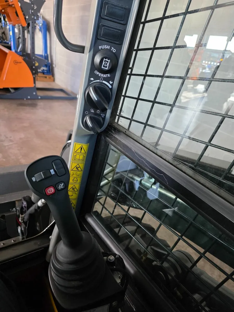 New Holland L318 Skid Steer BRAND NEW - Image 3