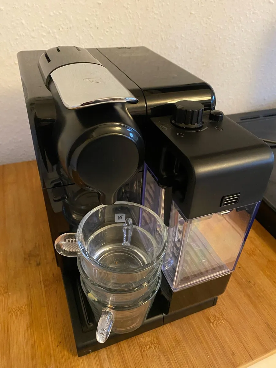 Nespresso DeLonghi Lattissima Touch EN550 €95 - Image 1