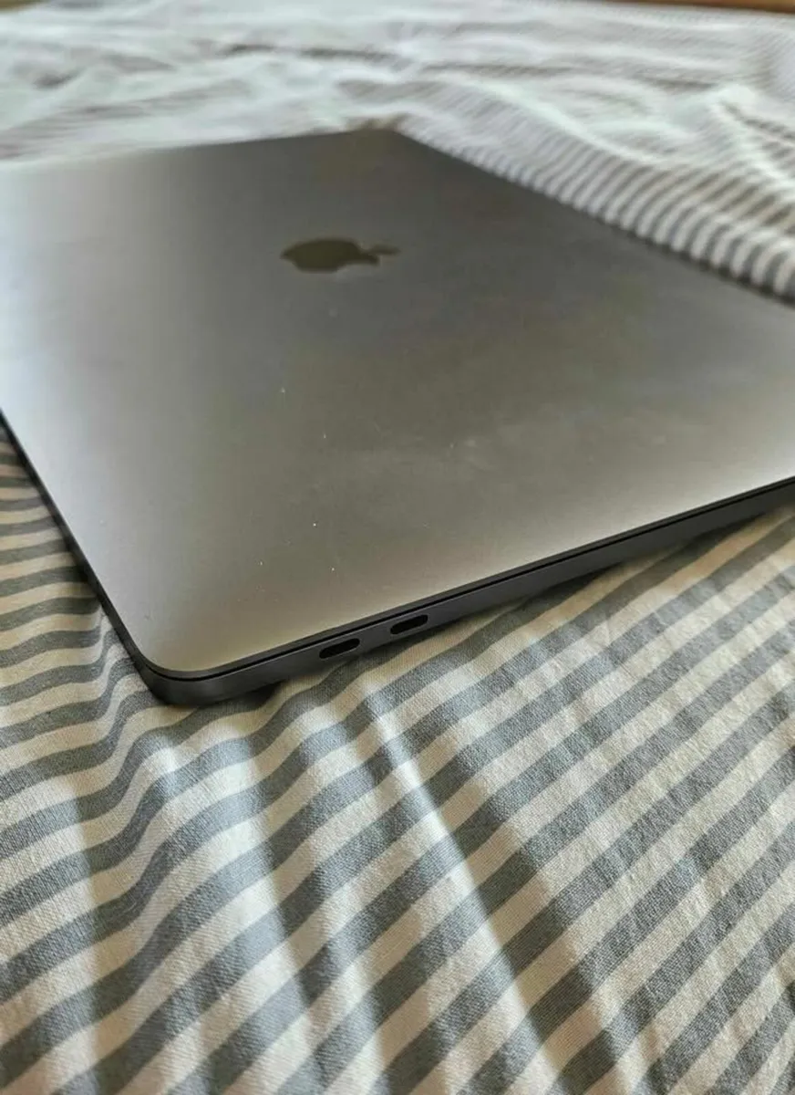 Apple Macbook Pro 15' (2018) i7 256GB SSD16GB RAM - Image 4