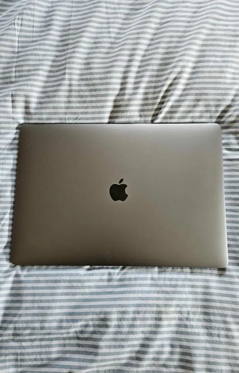 Apple Macbook Pro 15' (2018) i7 256GB SSD16GB RAM - Image 2