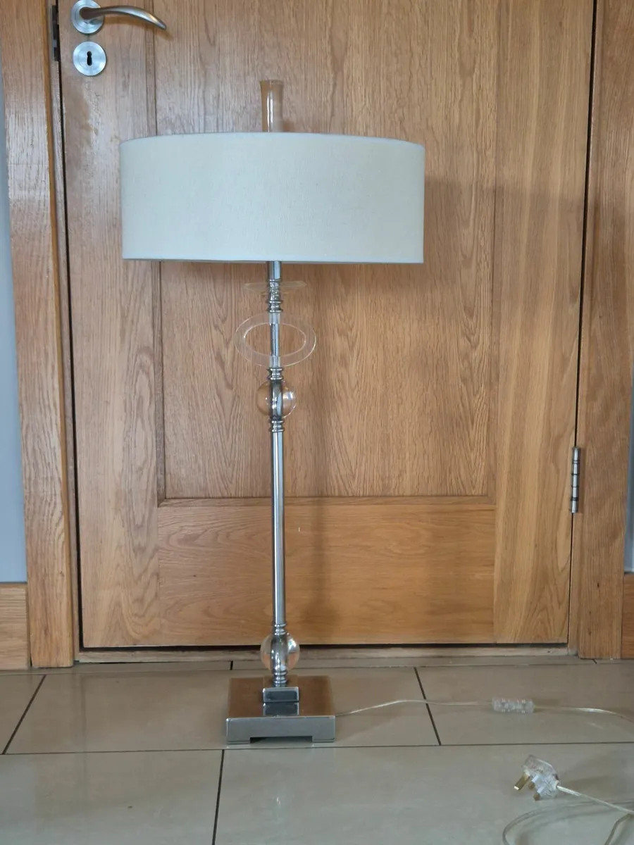 Rugs and lamps - Image 1