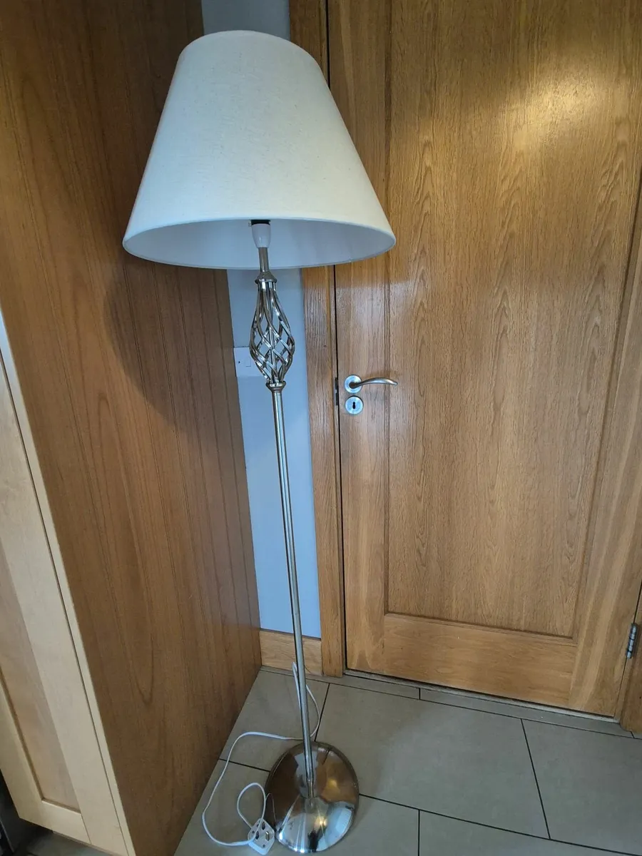 Rugs and lamps - Image 3