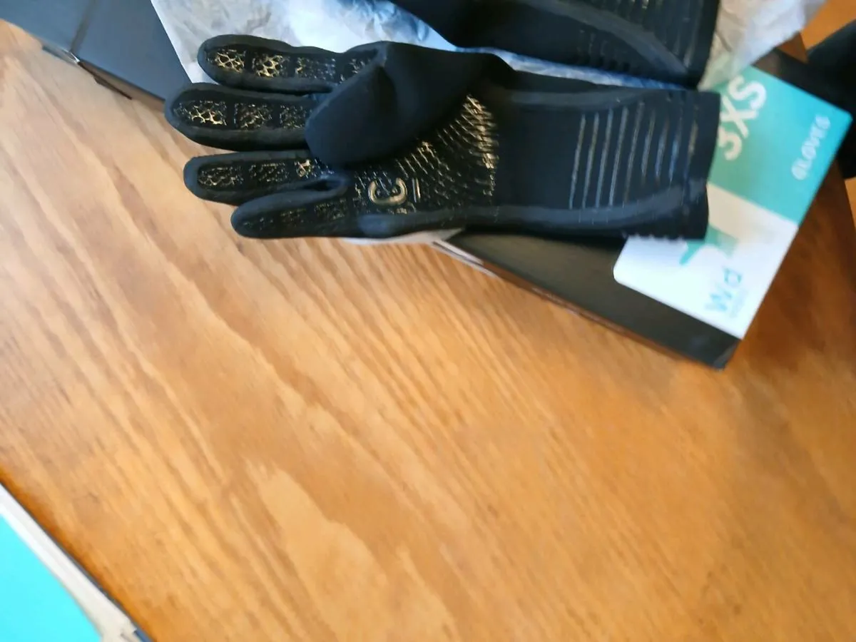 SALE: New pair Wetsuit Gloves size XXXS - Image 4