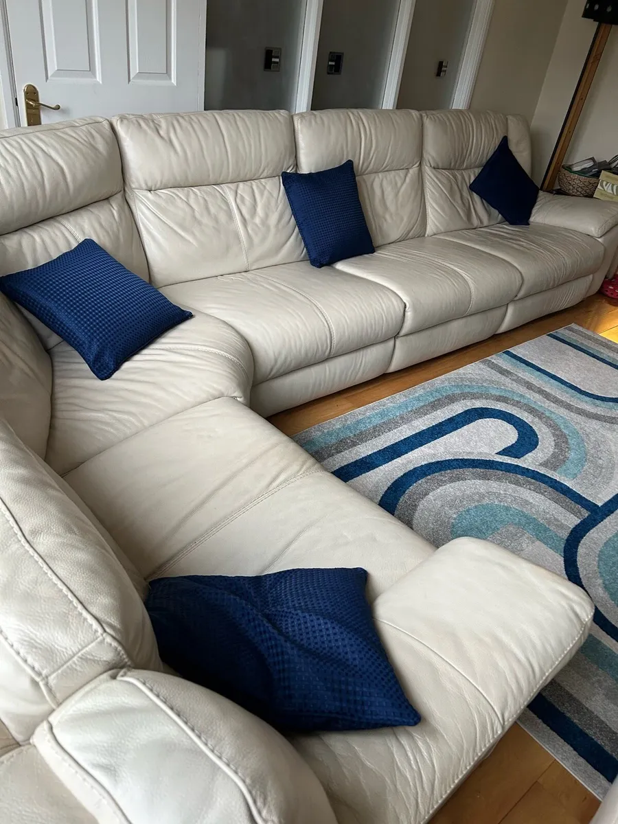 L-shaped sectional couch: - Image 1