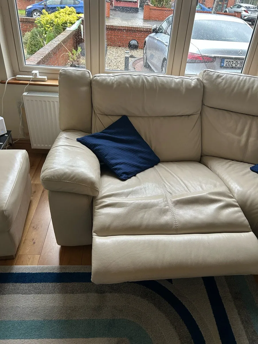 L-shaped sectional couch: - Image 2