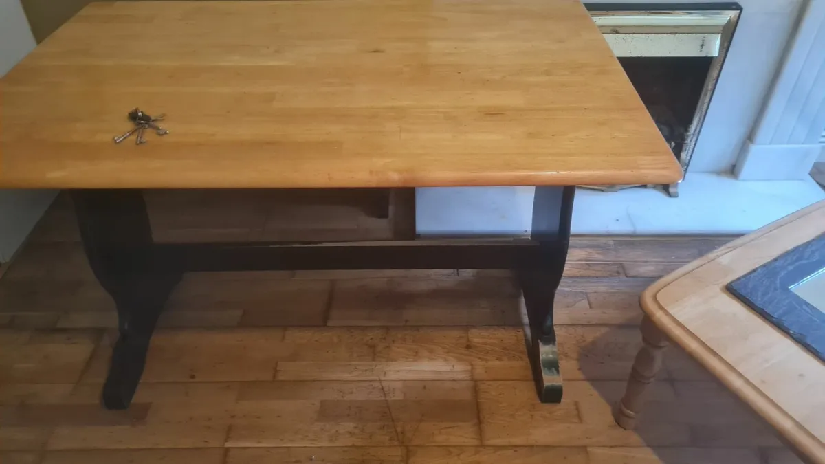Bench seat  x 2 and table - Image 3