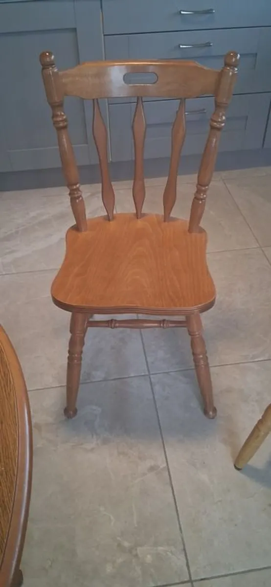 Circular table with chairs - Image 2