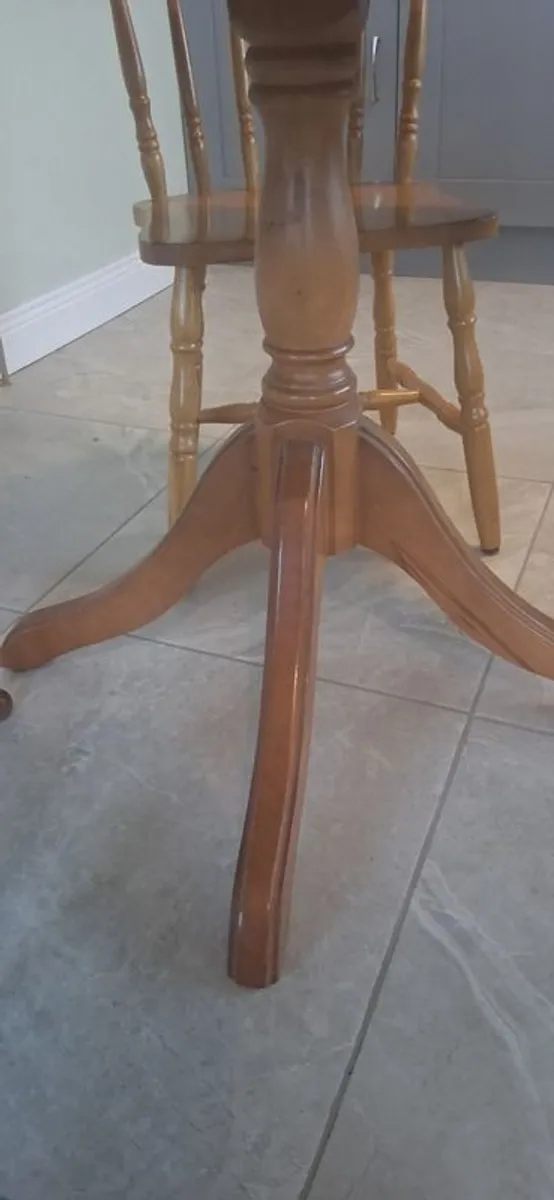 Circular table with chairs - Image 4