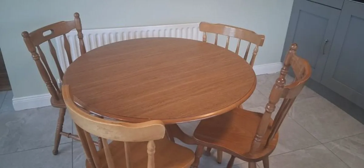 Circular table with chairs - Image 1