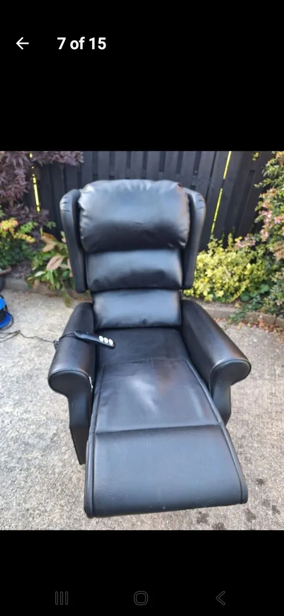 Electric riser/ recliner armchair - Image 1