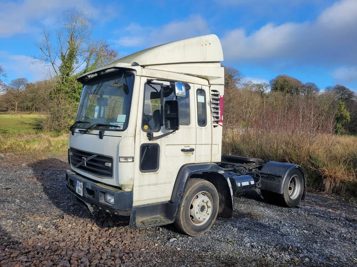 Volvo FL6  FL220  tracitor units 2001 - Image 2