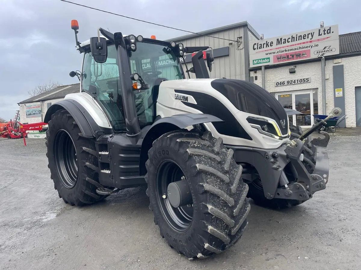 ✅ 2022 Valtra T235 Versu – High Spec | Low Hours - Image 1
