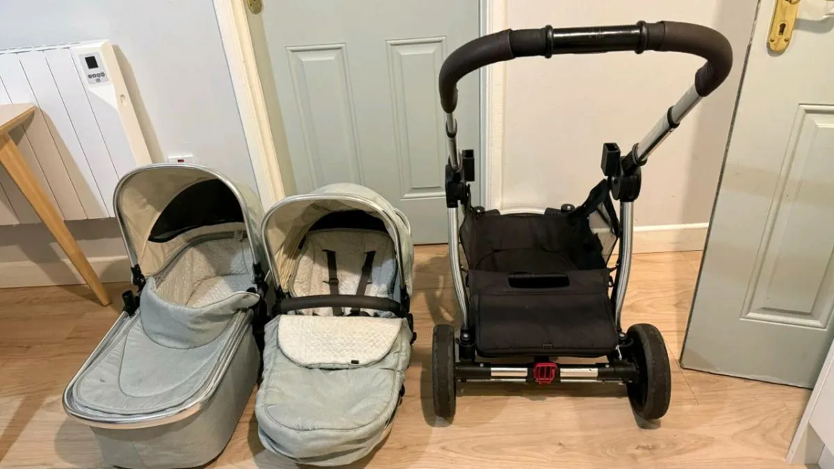 A baby stroller in very good condition, three piec - Image 2