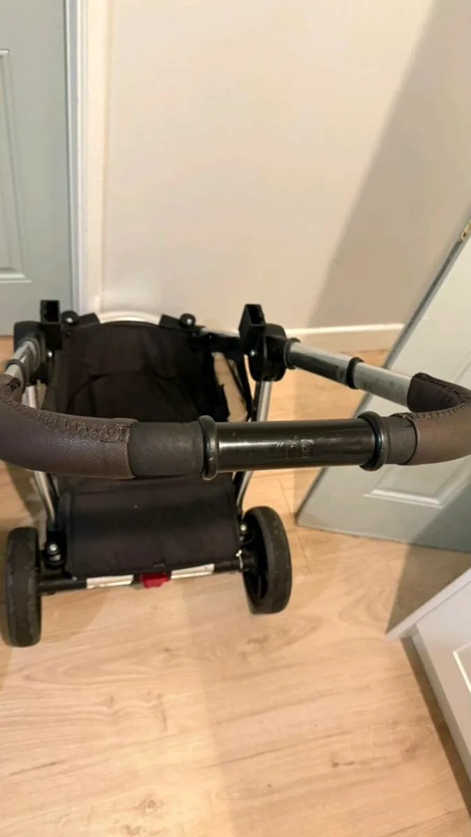A baby stroller in very good condition, three piec - Image 3