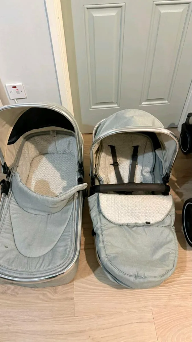 A baby stroller in very good condition, three piec - Image 4