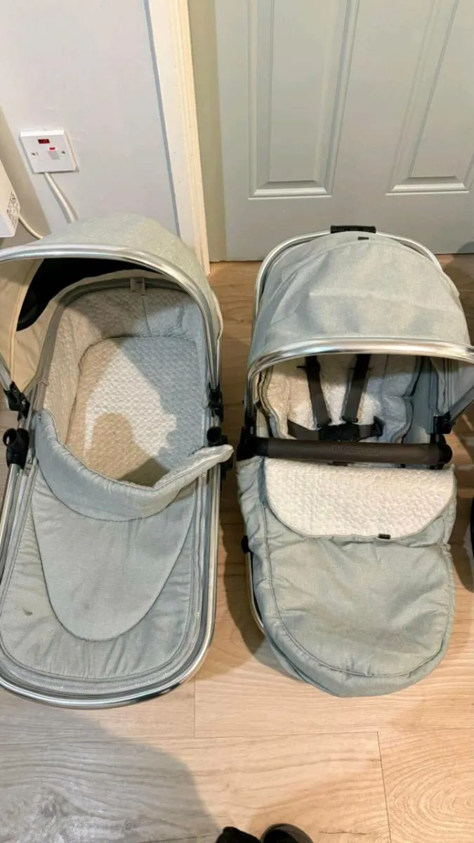 A baby stroller in very good condition, three piec - Image 1