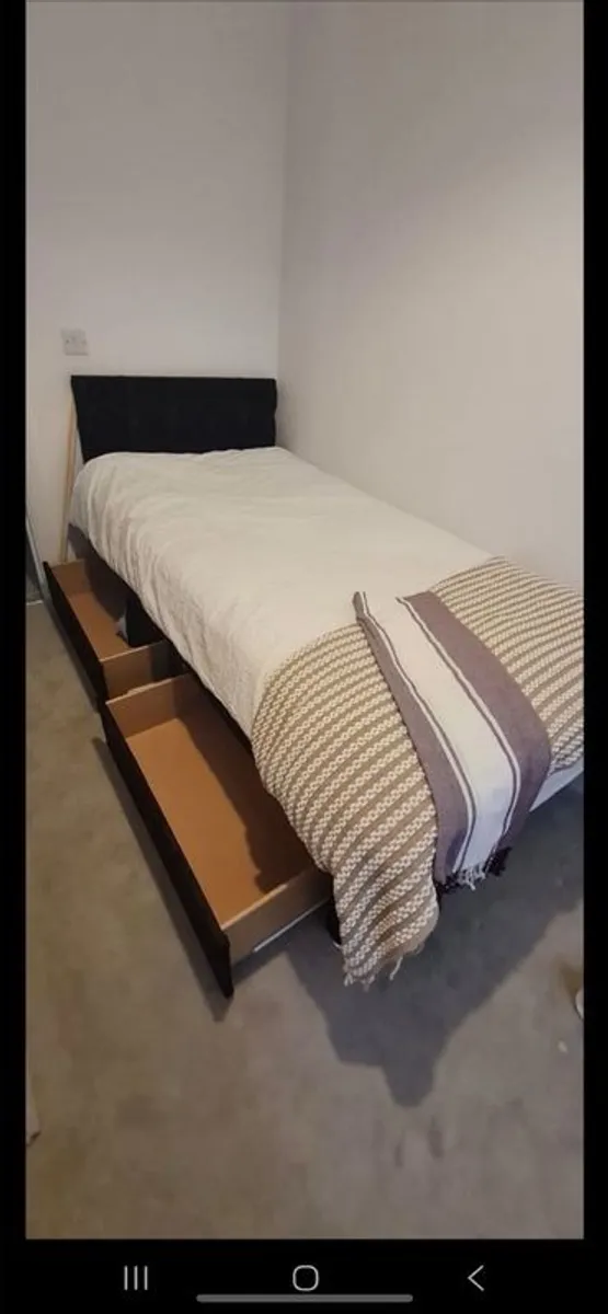 black velvet single bed - Image 1