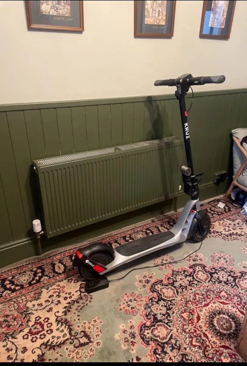 Kruz Foldable Electric Scooter - Image 1