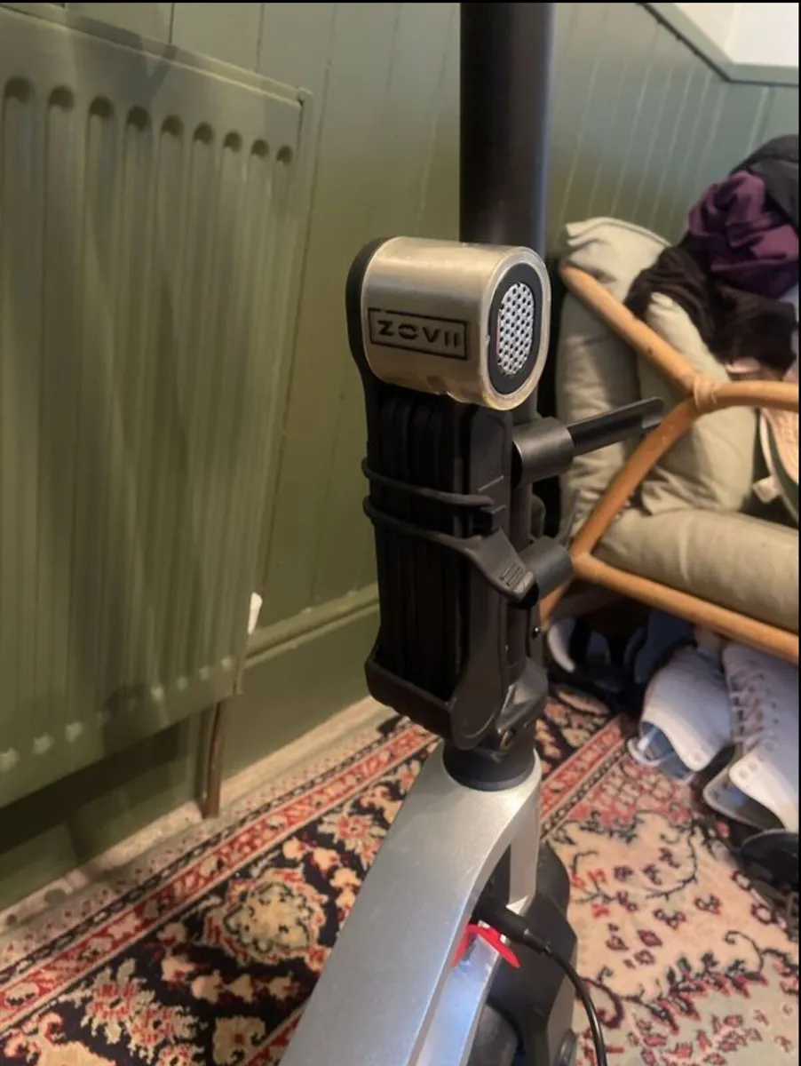 Kruz Foldable Electric Scooter - Image 3