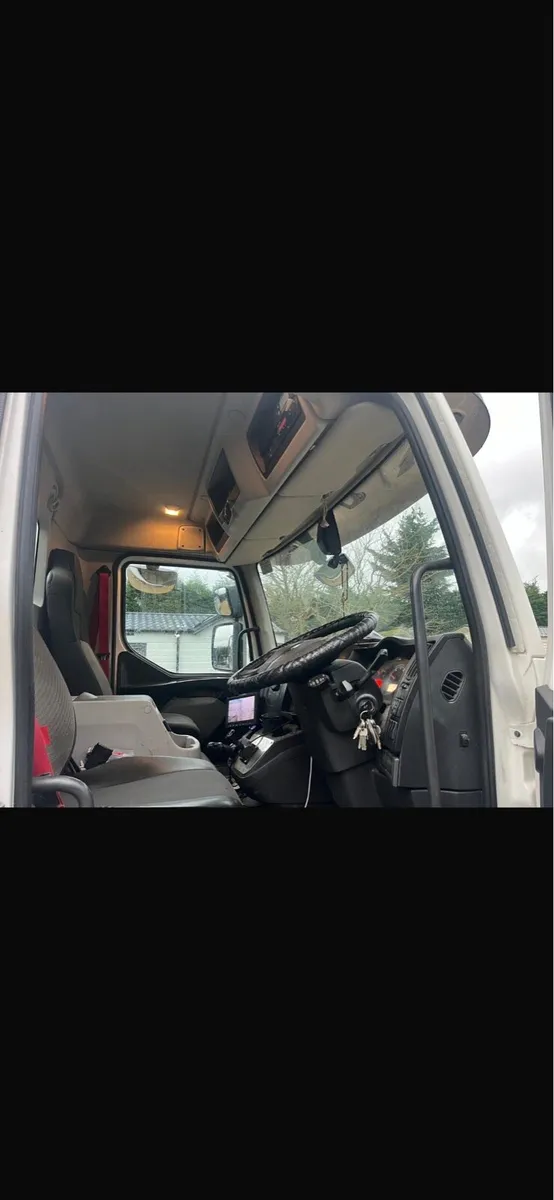 2019 Renault truck - Image 2