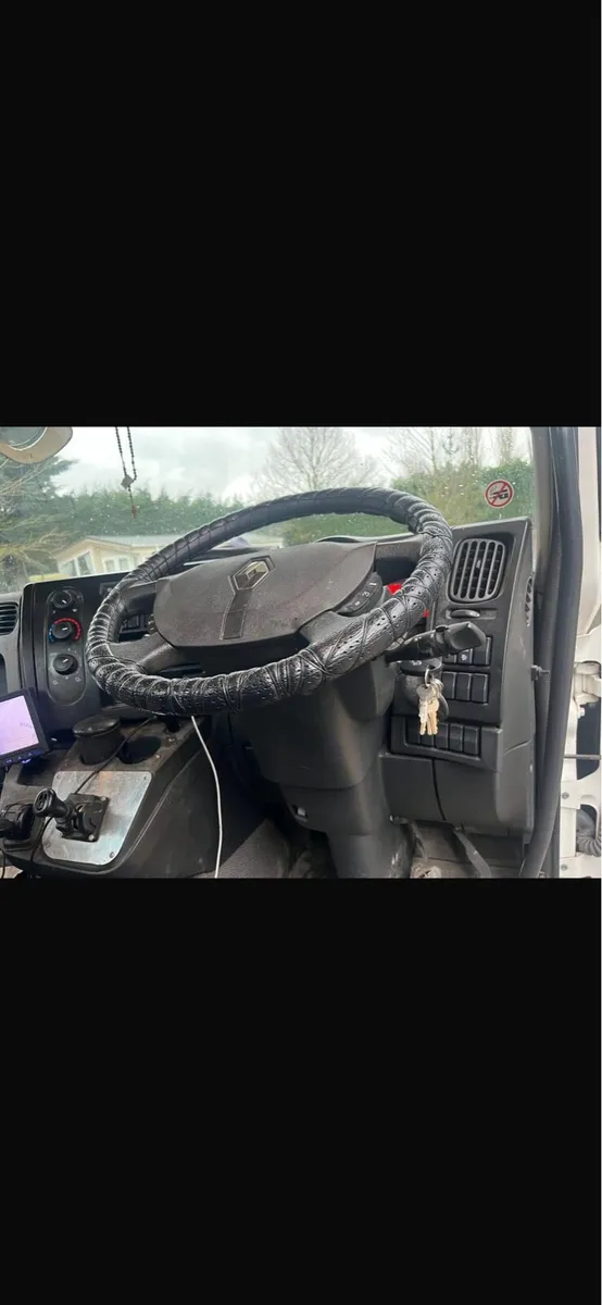 2019 Renault truck - Image 4