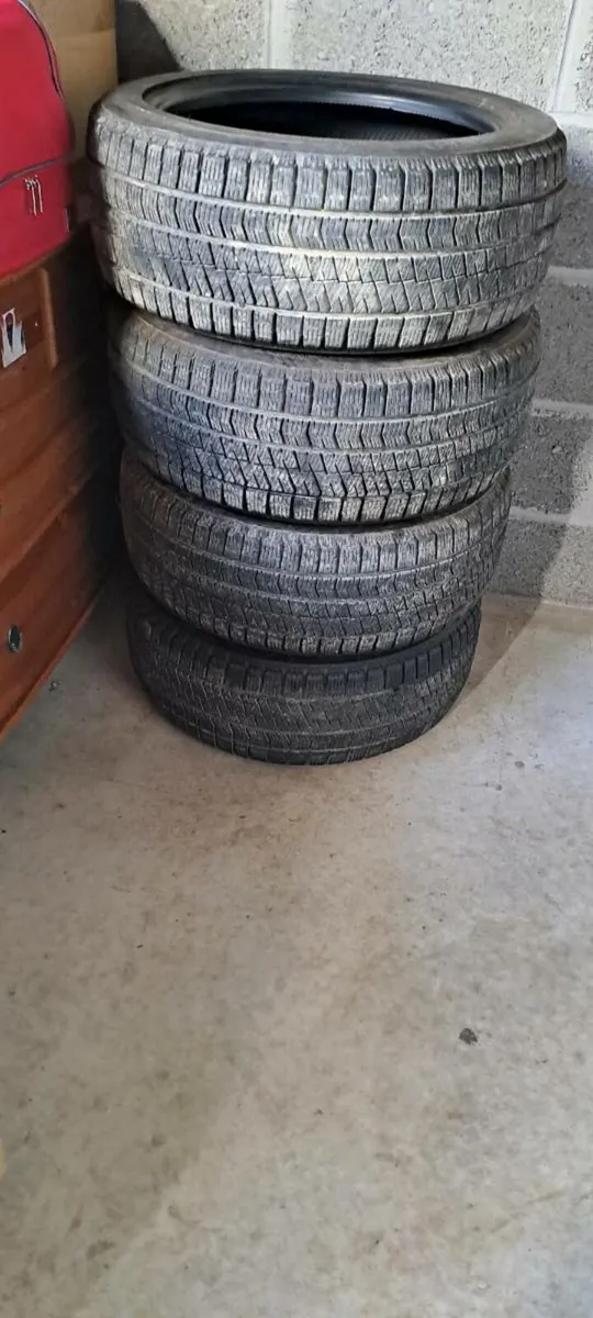 Bridgestone Blizzak VRX2 215/50/R17 - Image 1