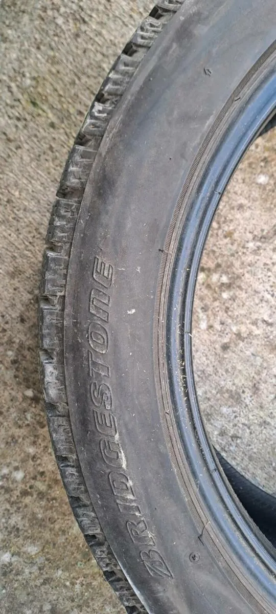 Bridgestone Blizzak VRX2 215/50/R17 - Image 4