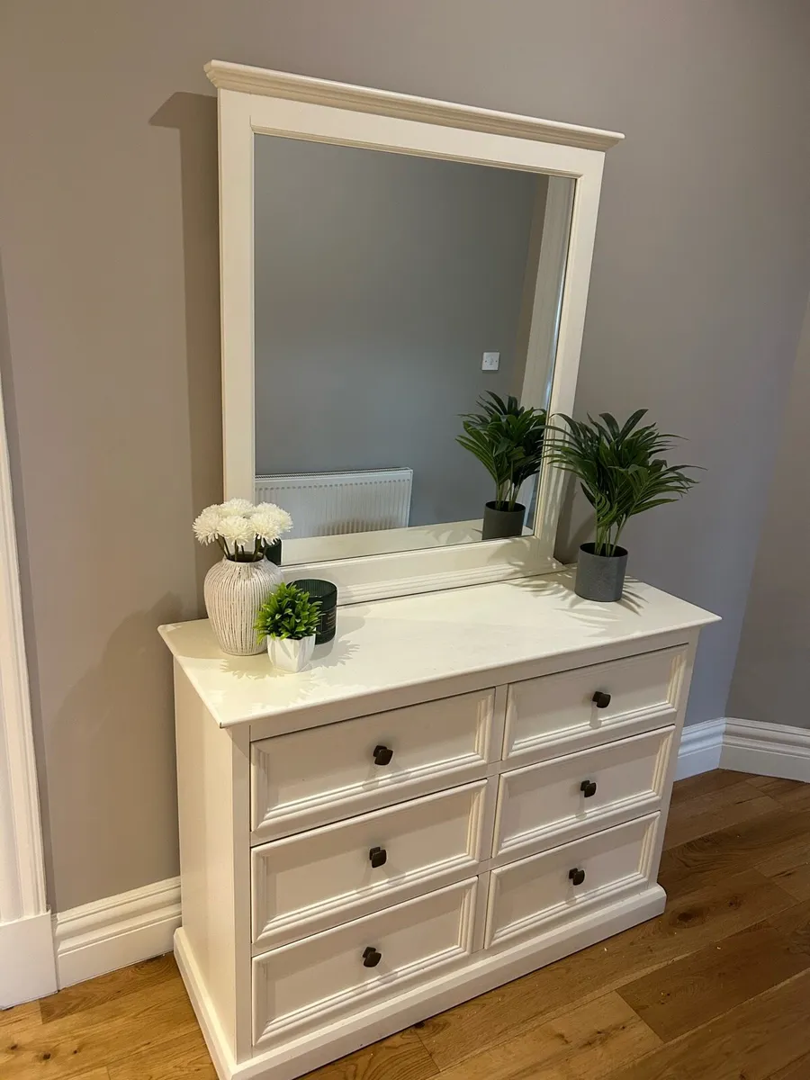 Chest of drawers - Image 1