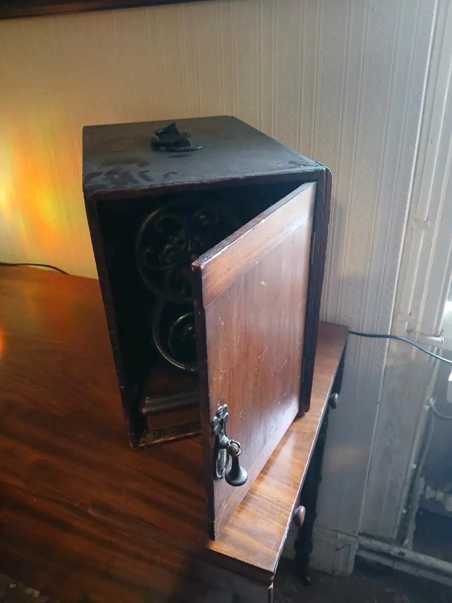 Antique sewing machine - Image 1