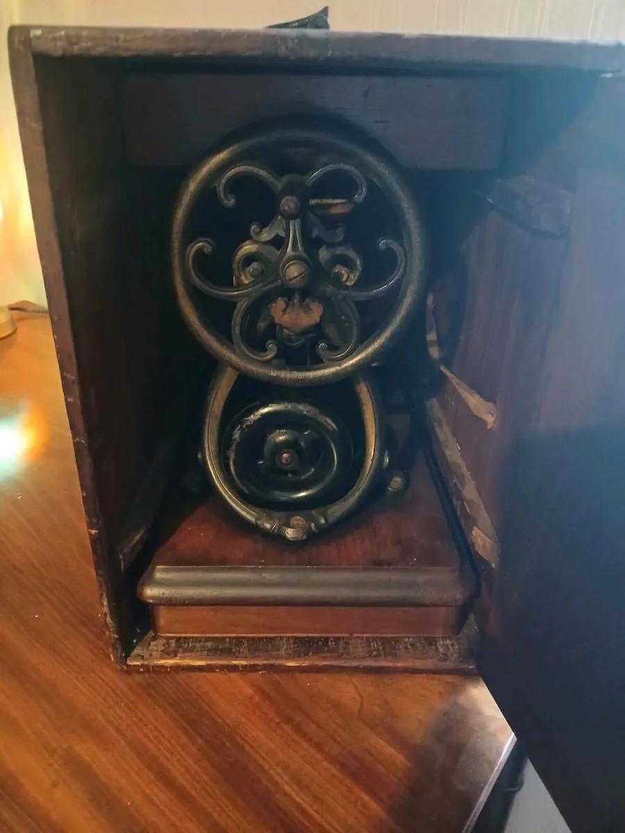 Antique sewing machine - Image 2