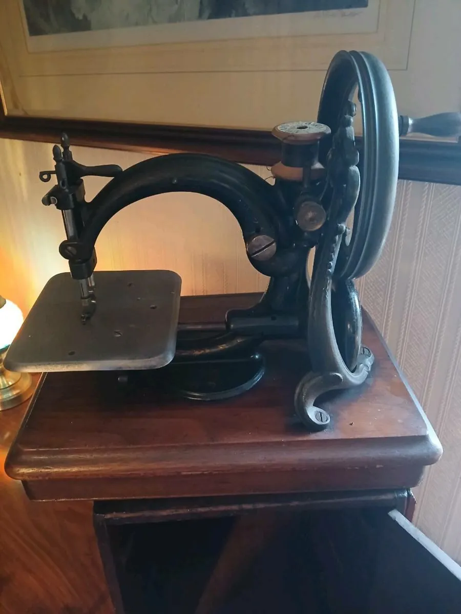 Antique sewing machine - Image 3