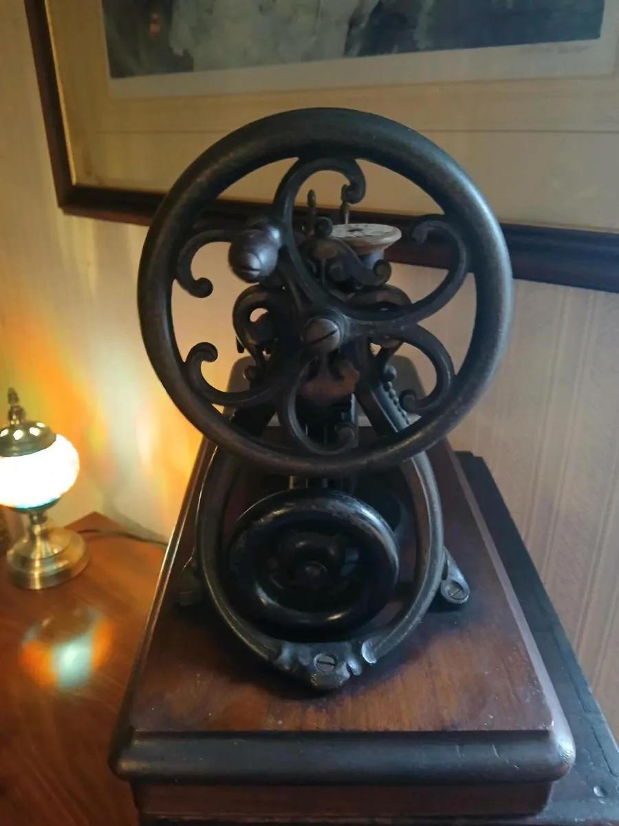 Antique sewing machine - Image 4