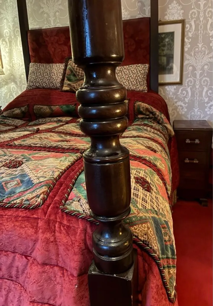Four Poster double bed Frame and Quilts - Image 2