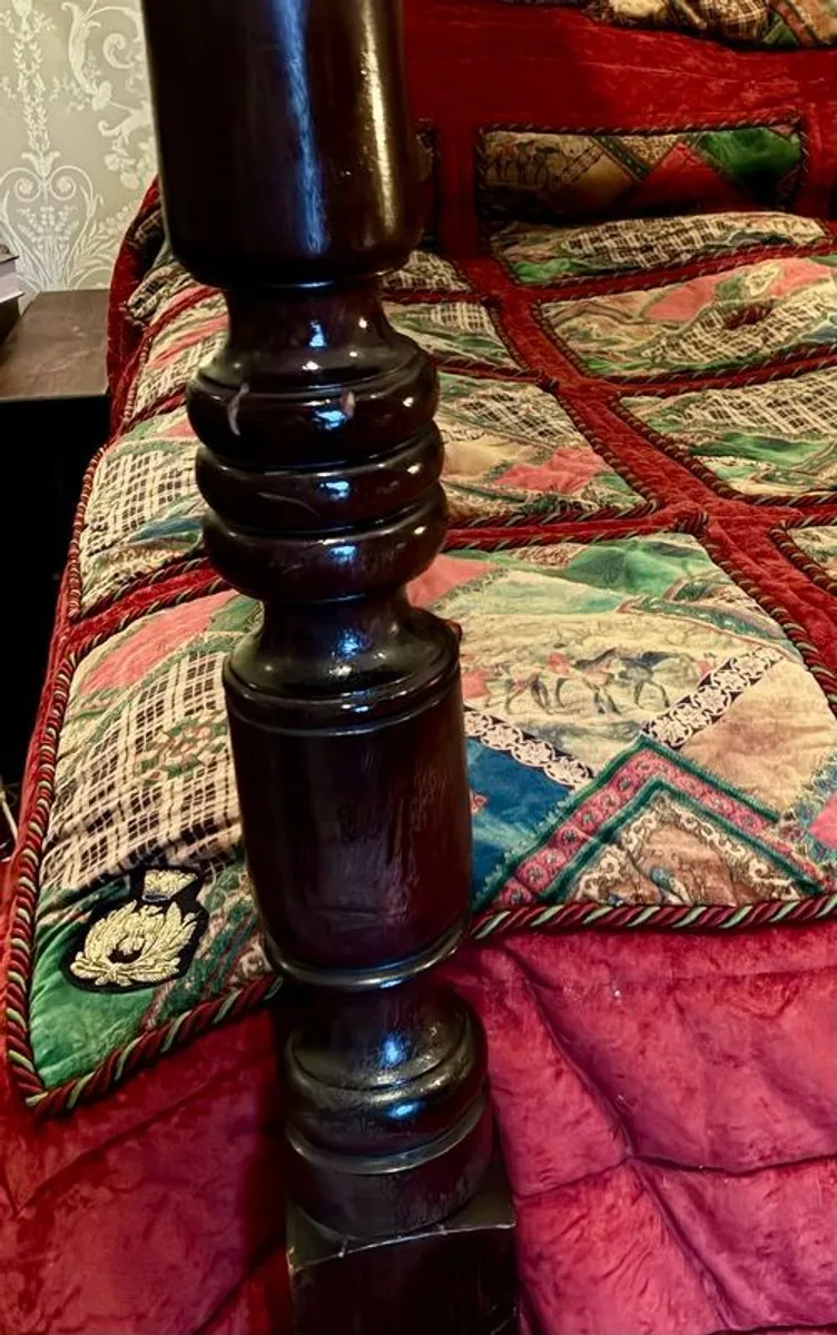 Four Poster double bed Frame and Quilts - Image 3
