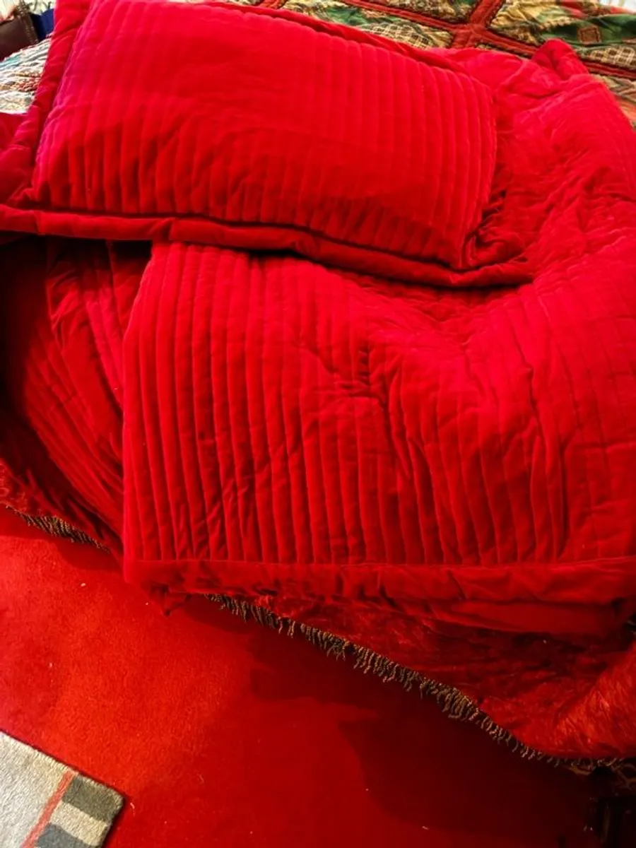 Four Poster double bed Frame and Quilts - Image 4