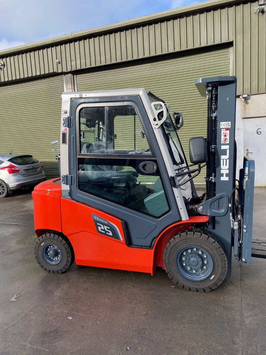 Forklift trucks - Image 1