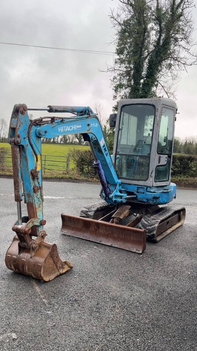Hitachi 3 ton mini digger - Image 2