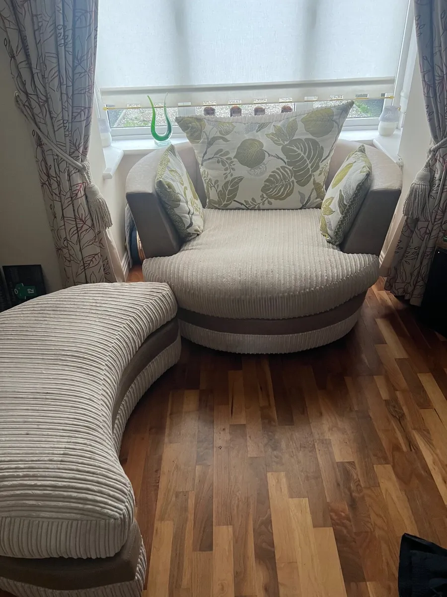 Swivel chair with foot rest - Image 2