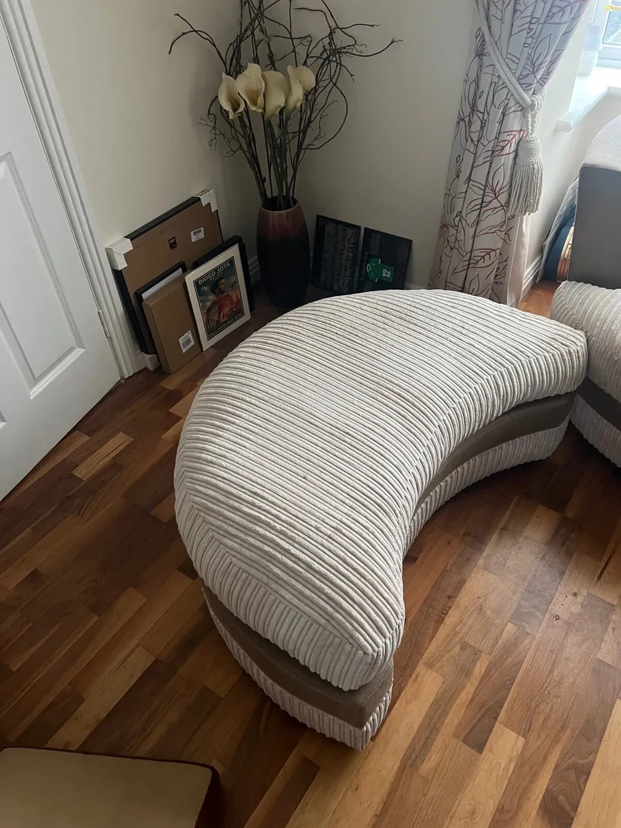 Swivel chair with foot rest - Image 3