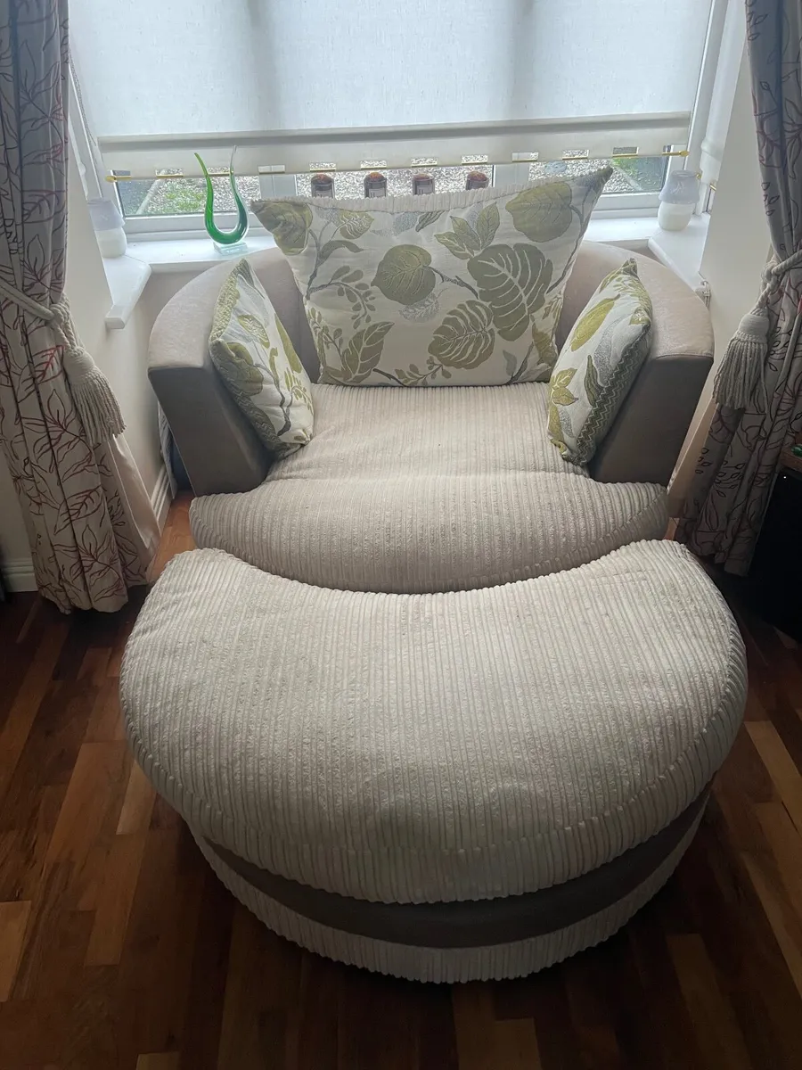 Swivel chair with foot rest - Image 1