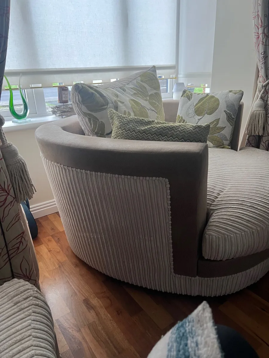 Swivel chair with foot rest - Image 4