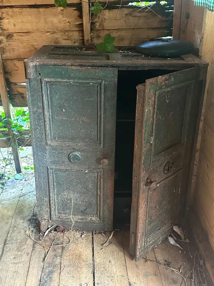 Vintage safe - Image 1