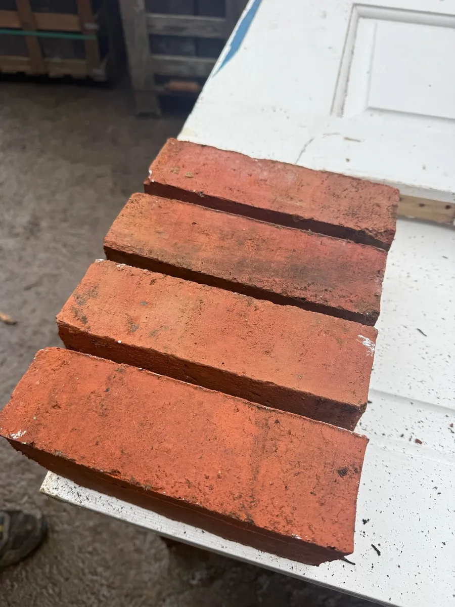 Over 200 clay brick . - Image 1