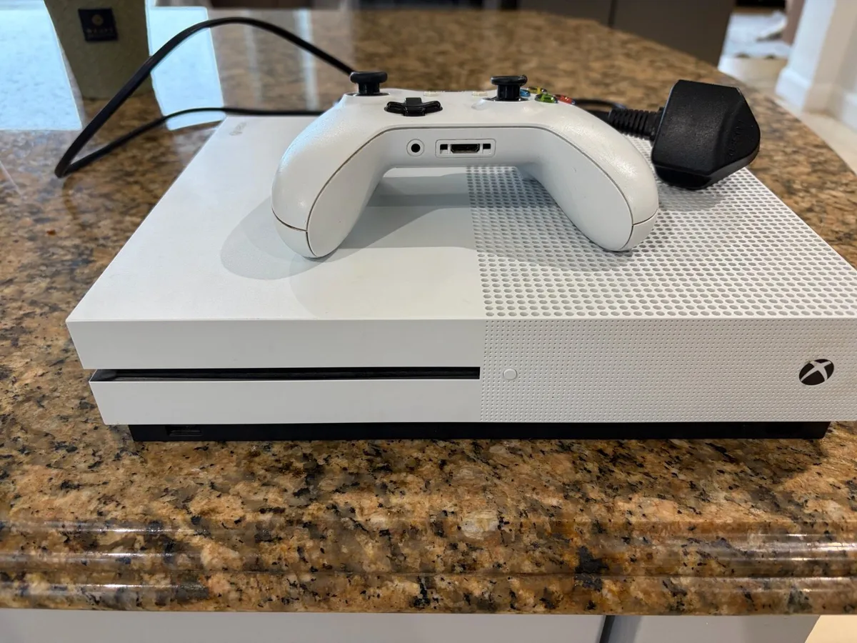 X box one and controller - Image 1