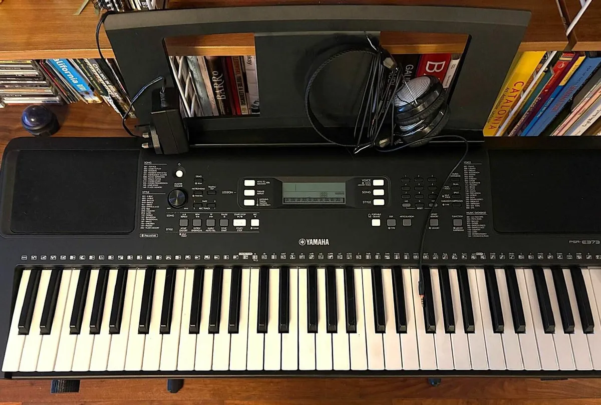 Yamaha Keyboard+Stand+Stool +Headphones - Image 3