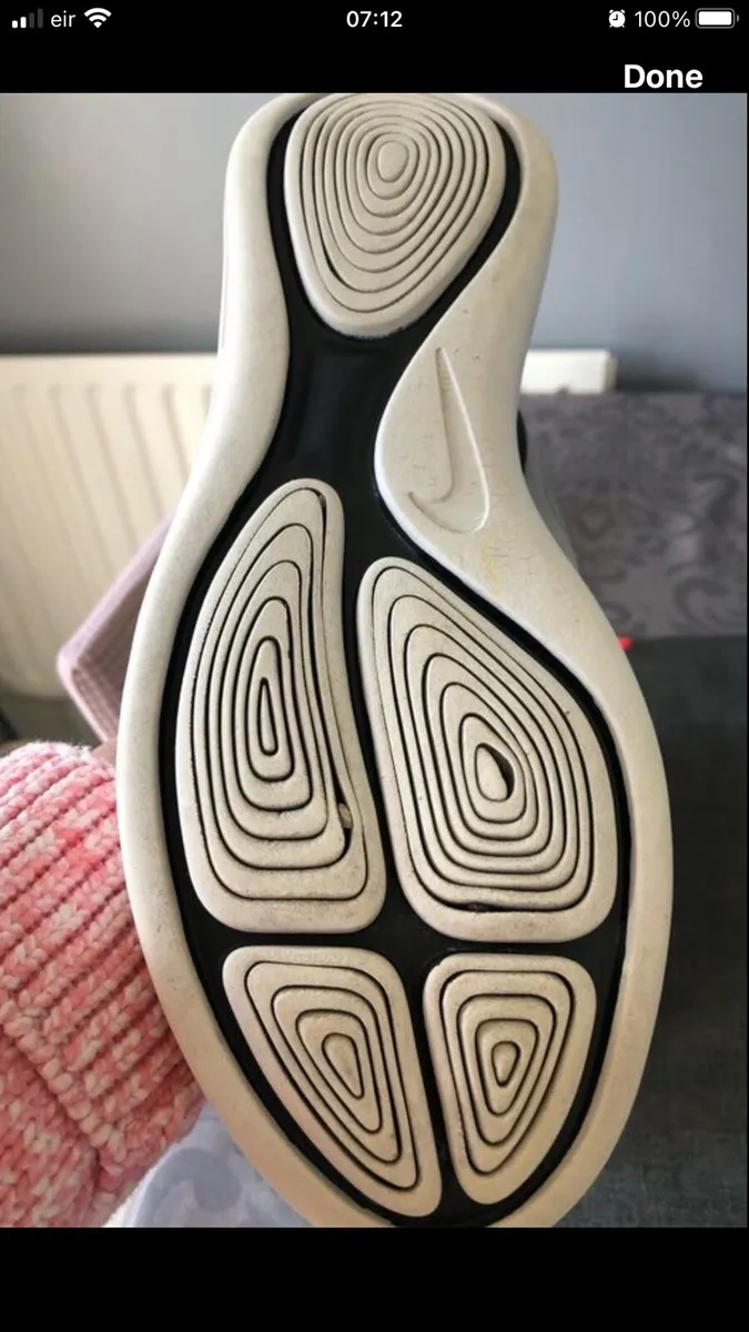 Mens Nike trainers size 8 €20 - Image 2