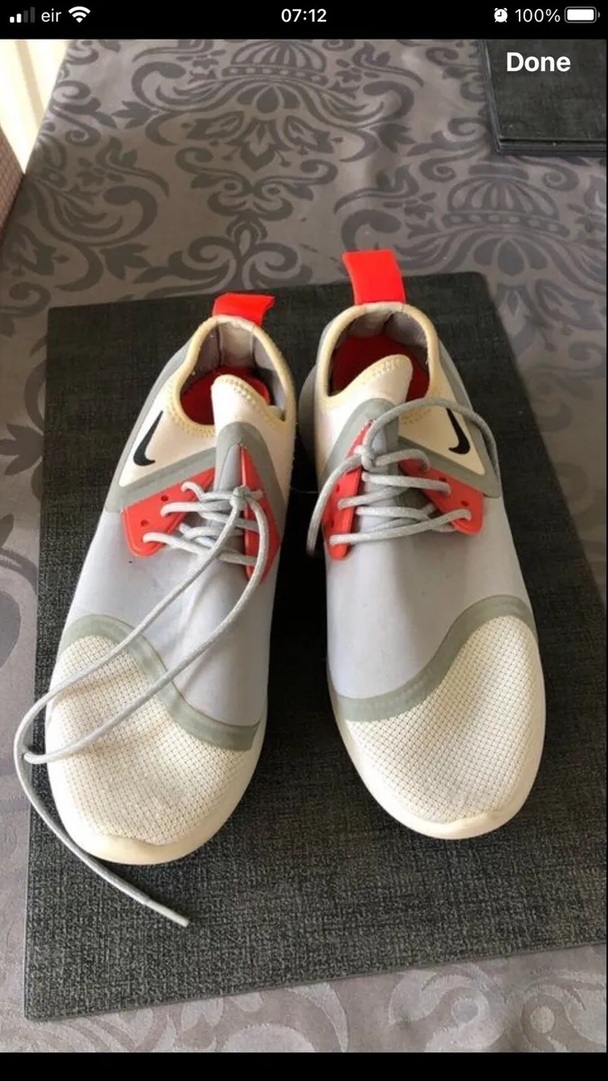 Mens Nike trainers size 8 €20 - Image 4