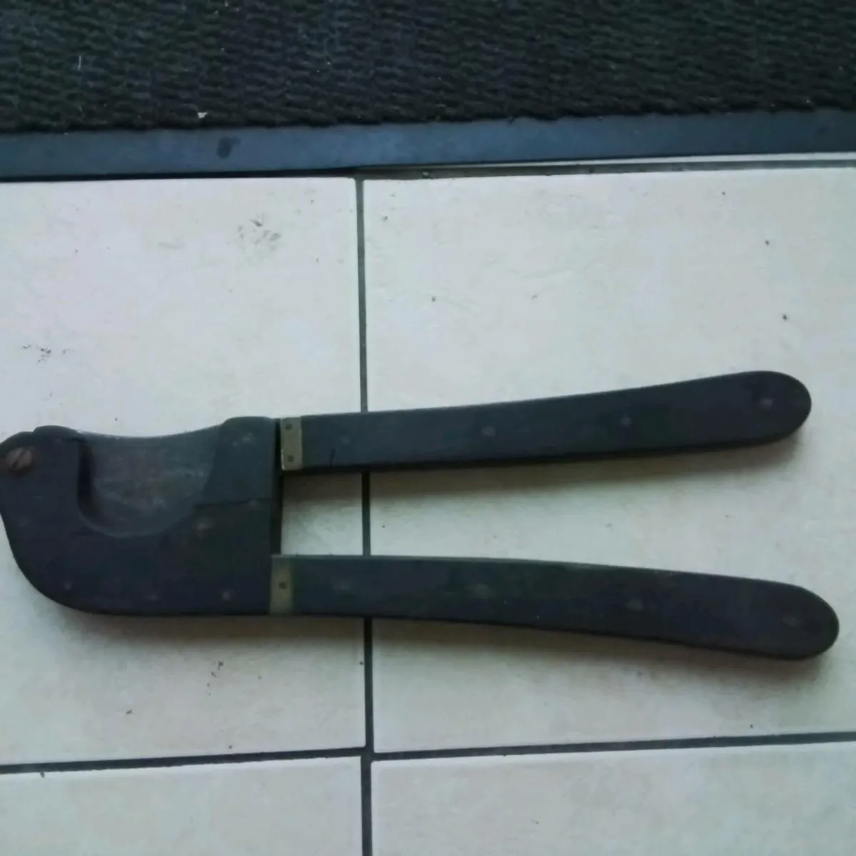 ANTIQUE AND COLLECTABLES - Image 1