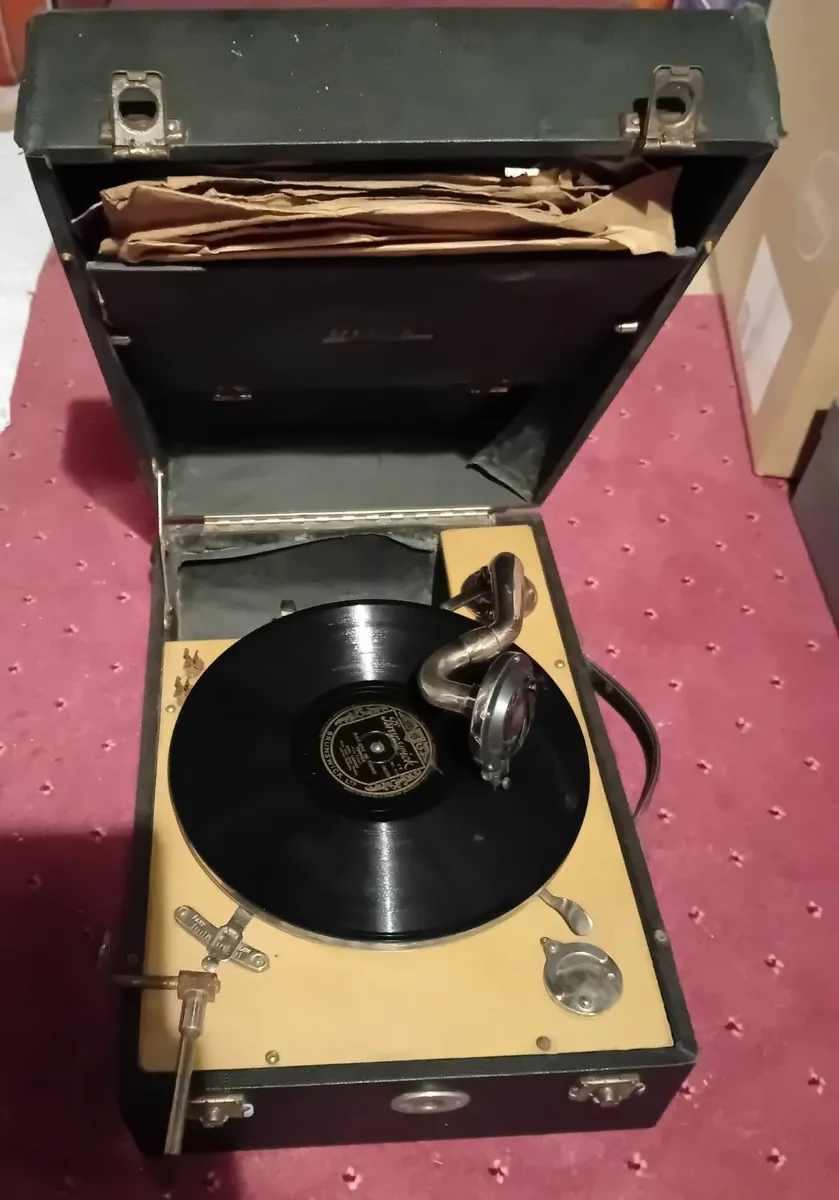Antique record player plus 7 records