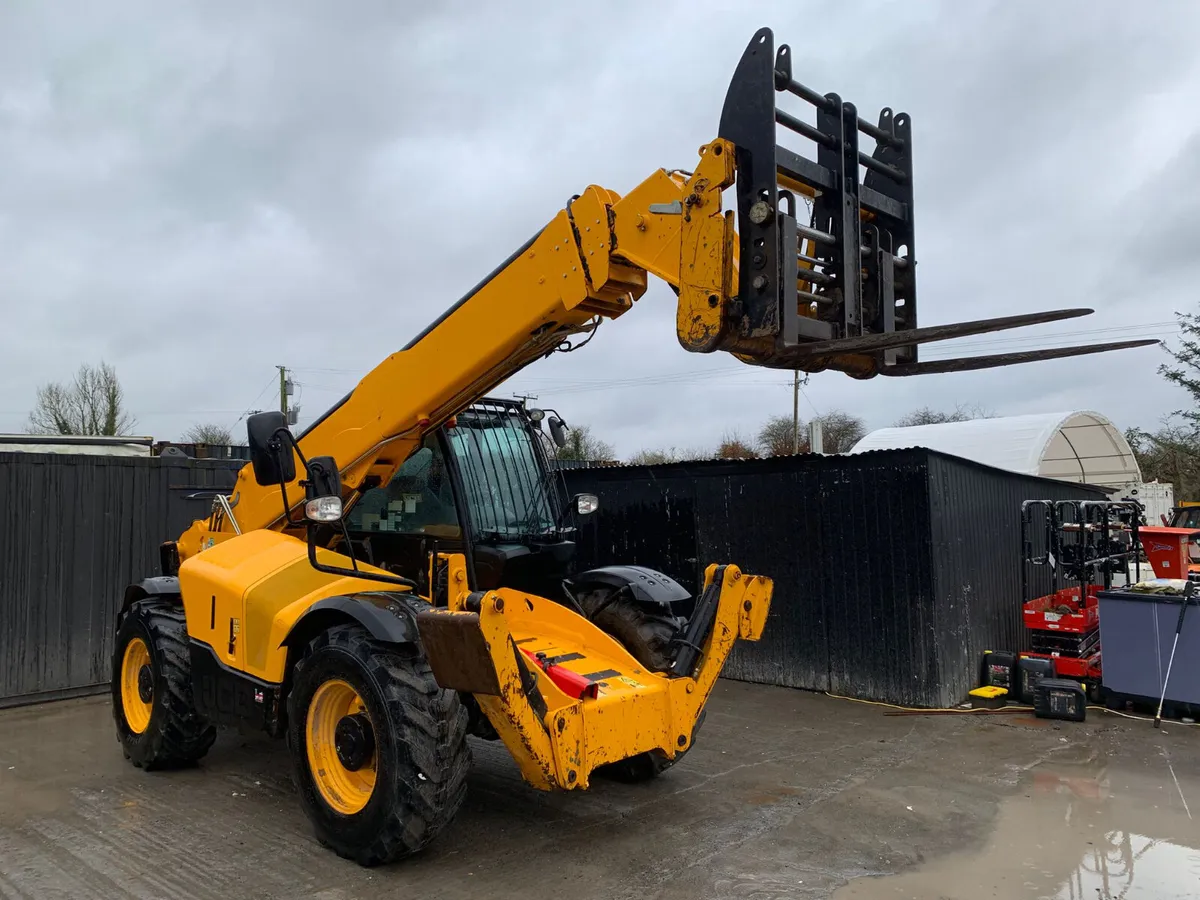 JCB 540-140 Telehandler – Side Tilt - Image 1
